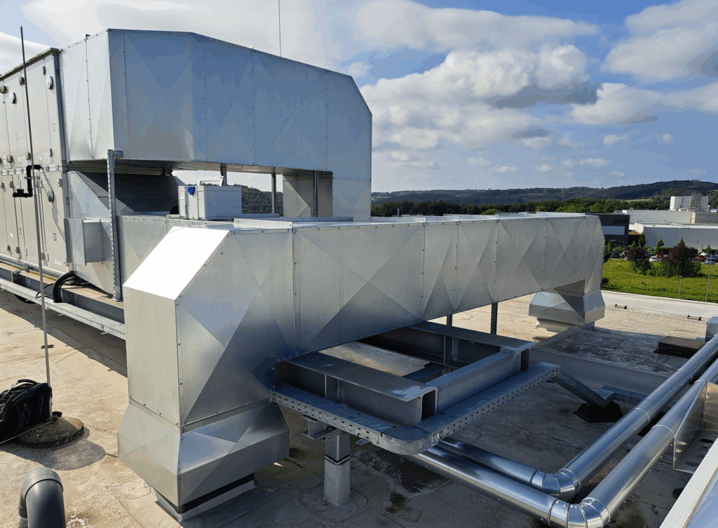 Lüftungsanlage auf einem Dach